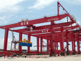 謹(jǐn)慎操作大型龍門起重機(jī)，保證施工的安全