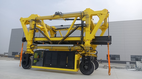 集裝箱跨運(yùn)車具有多種獨(dú)特功能